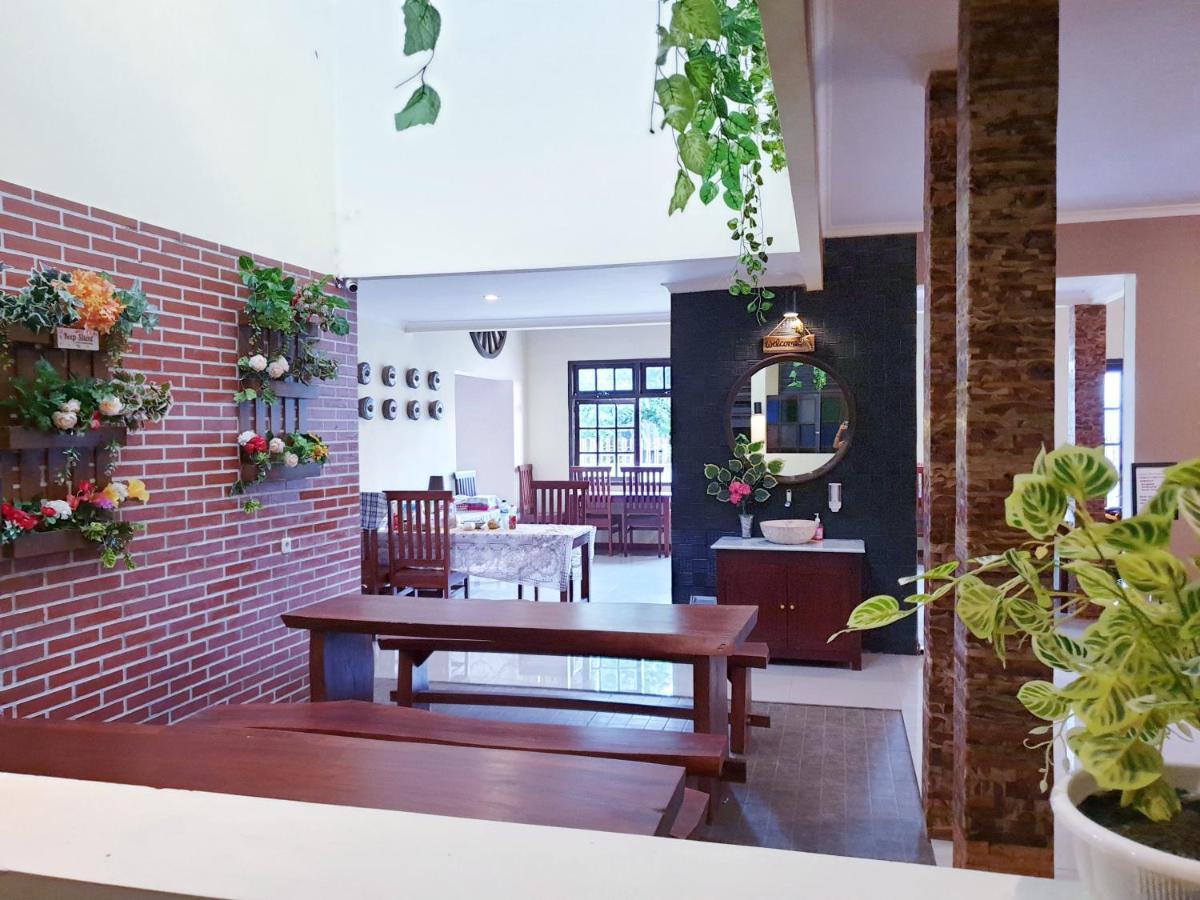 Maple Tree Homestay Maguwo Buitenkant foto