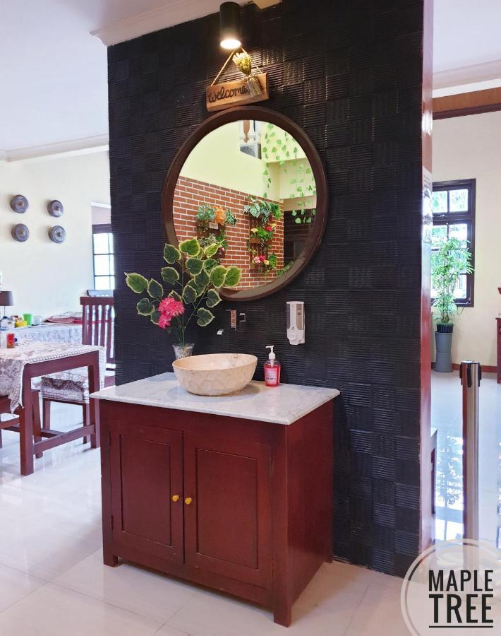 Maple Tree Homestay Maguwo Buitenkant foto