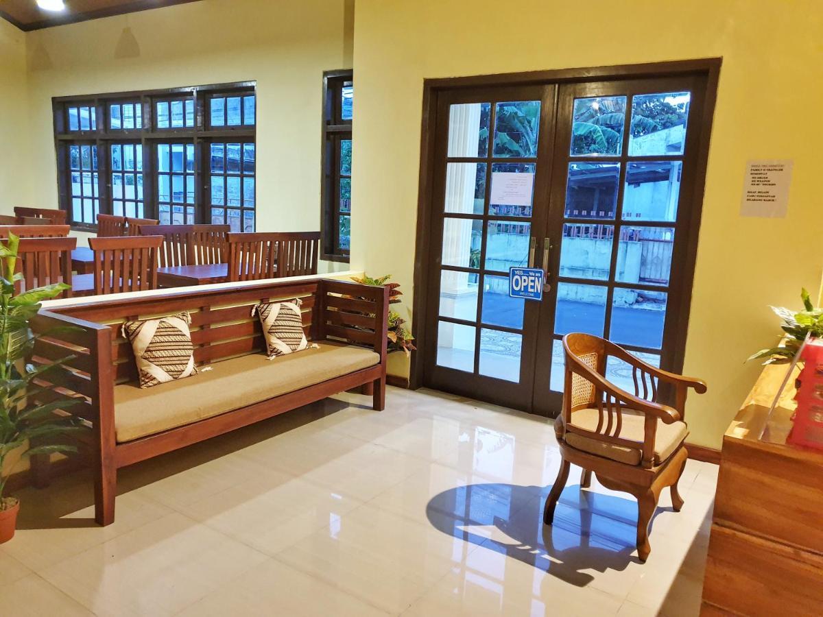 Maple Tree Homestay Maguwo Buitenkant foto